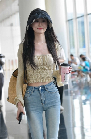 2493-30=41√大长腿，紧身牛仔裤美女 14P