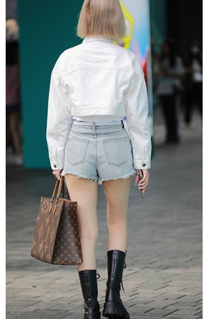 街拍热裤短发小姐姐(105P)[1.17G/JPG]