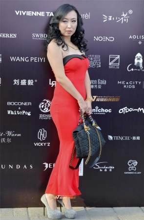 丰腴美女前凸后凹性感吸晴