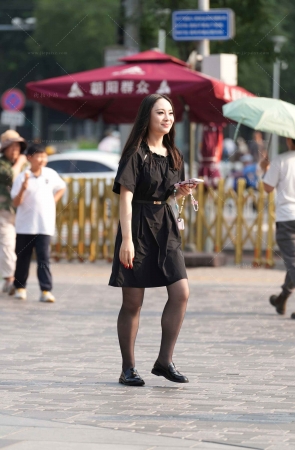 街拍黑丝黑裙美眉