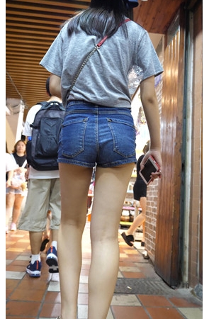 牛仔短裤妹子