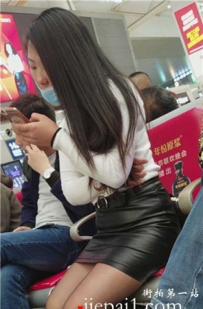 4k-性感黑丝美腿包臀皮裙口罩美女低头玩手机