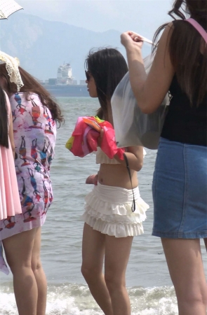 海边牛仔短裙美女