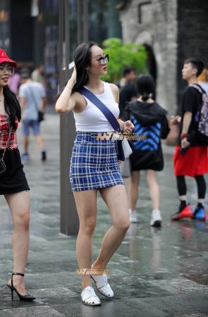 乐开怀的短裙美女