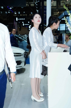 （中集）2025年度力作–五一su州che展SW美女全套图集 30P