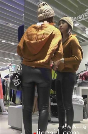街拍黑色紧身皮裤美眉逛商场 [1.95 GB]
