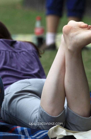 平卧草地，一双洁白无瑕的玉足