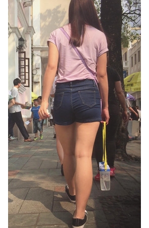 牛仔热裤丰腴妹子