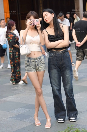 23718-11=62√纤细美腿，热裤闺蜜 14P