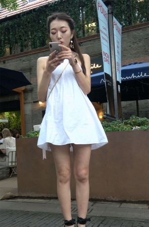 左顾右盼的美腿小姐姐