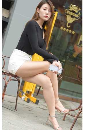 白色热裤大长腿美女【套图+视频】