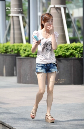 白嫩红色脚趾甲