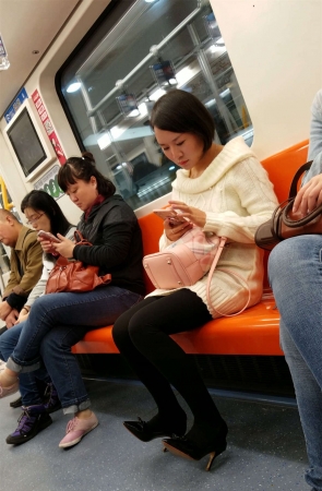 地铁上的黑丝高跟美女