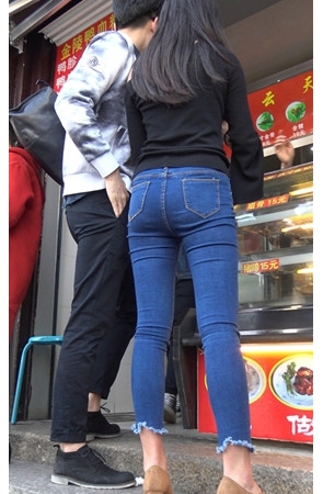 蓝色牛仔裤小姐姐[1.94G/MP4]