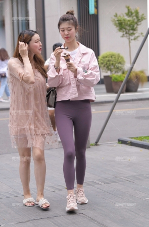 吃冰淇淋的瑜伽裤小姐姐