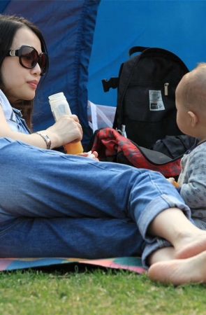 No186 雪白粉嫩的俏丽小媳妇，一双脚绝对精品