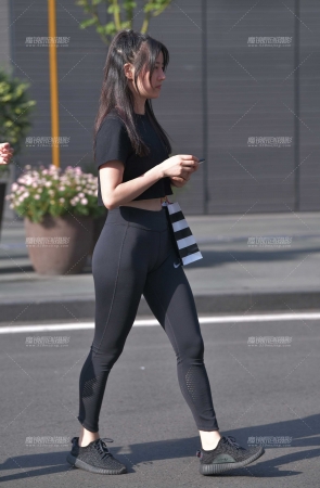 黑色健美裤女孩