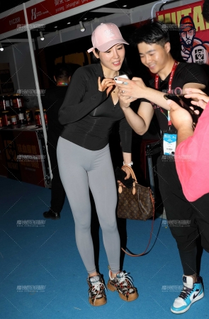 灰色紧身提臀裤美女