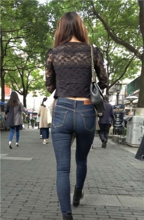 4K 蕾丝衣街拍紧身牛仔性感美女 [1.01 GB]