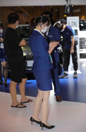 【街拍心灵】车展肉街拍丝袜大长腿礼仪哇塞