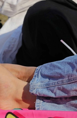 背带牛仔裤女孩玩自拍