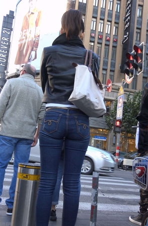 堪称完美身材街拍牛仔美臀女神