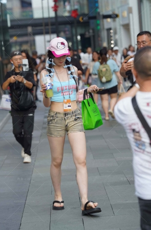 清凉的热牛，双麻花辫美眉