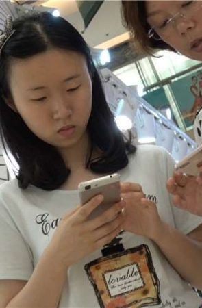 4k-米色凉鞋鱼嘴高跟街拍母女