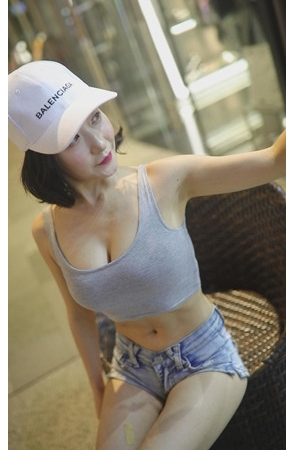 模拍漂亮的极品热裤月牙美女《四》[2.6G/MP4]