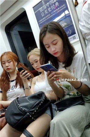 地铁上的三位青春靓丽小姐姐 [1.50 GB/MP4]