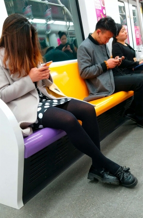 街拍原点花纹短裙黑丝美眉