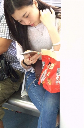 坐在地上冲电的美女