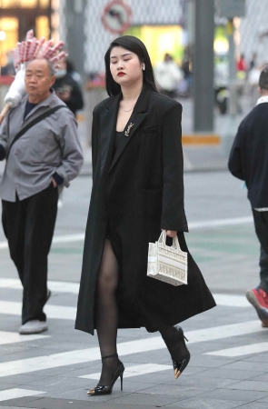 街拍黑丝高跟shaofu