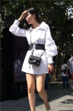 4K-天生丽质白色连衣裙街拍美腿气质小姐姐 [814 MB]