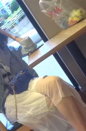 等着男友一起共进晚餐的极致靓女