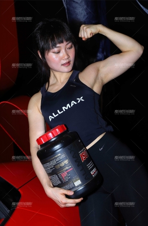 健美黑衣黑色紧身裤美女