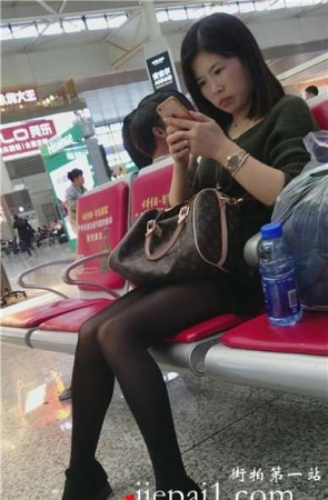 4k-高铁站候车室拍摄长腿高跟黑丝美腿漂亮美女