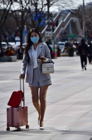 带着口罩的高跟美女