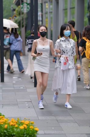 吊带包臀裙小姐姐