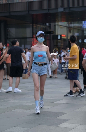 抹胸衣小姐姐！