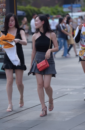 两个短裙小姐姐