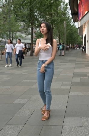 吊带牛仔小姐姐