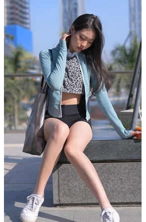 （视频）黑色紧身吊带短裤美女[9.09G/MP4]