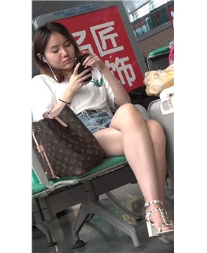 牛仔热裤，街拍凉高跟特写