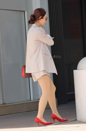 红色街拍高跟鞋