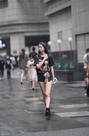 清秀的背包女孩