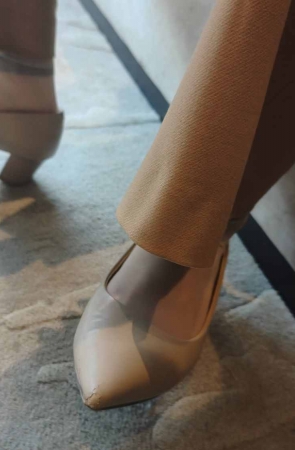 4k 地产销售短丝超近距离高清实录玩鞋 看清丝袜纹路 3min 5P