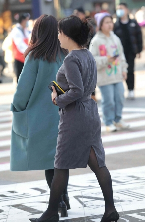 街拍黑丝高跟