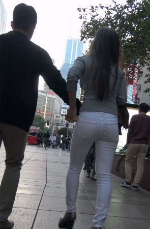 白色紧身裤性感身材美女姐姐