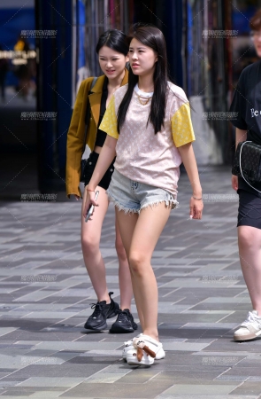 青春牛仔热裤美女